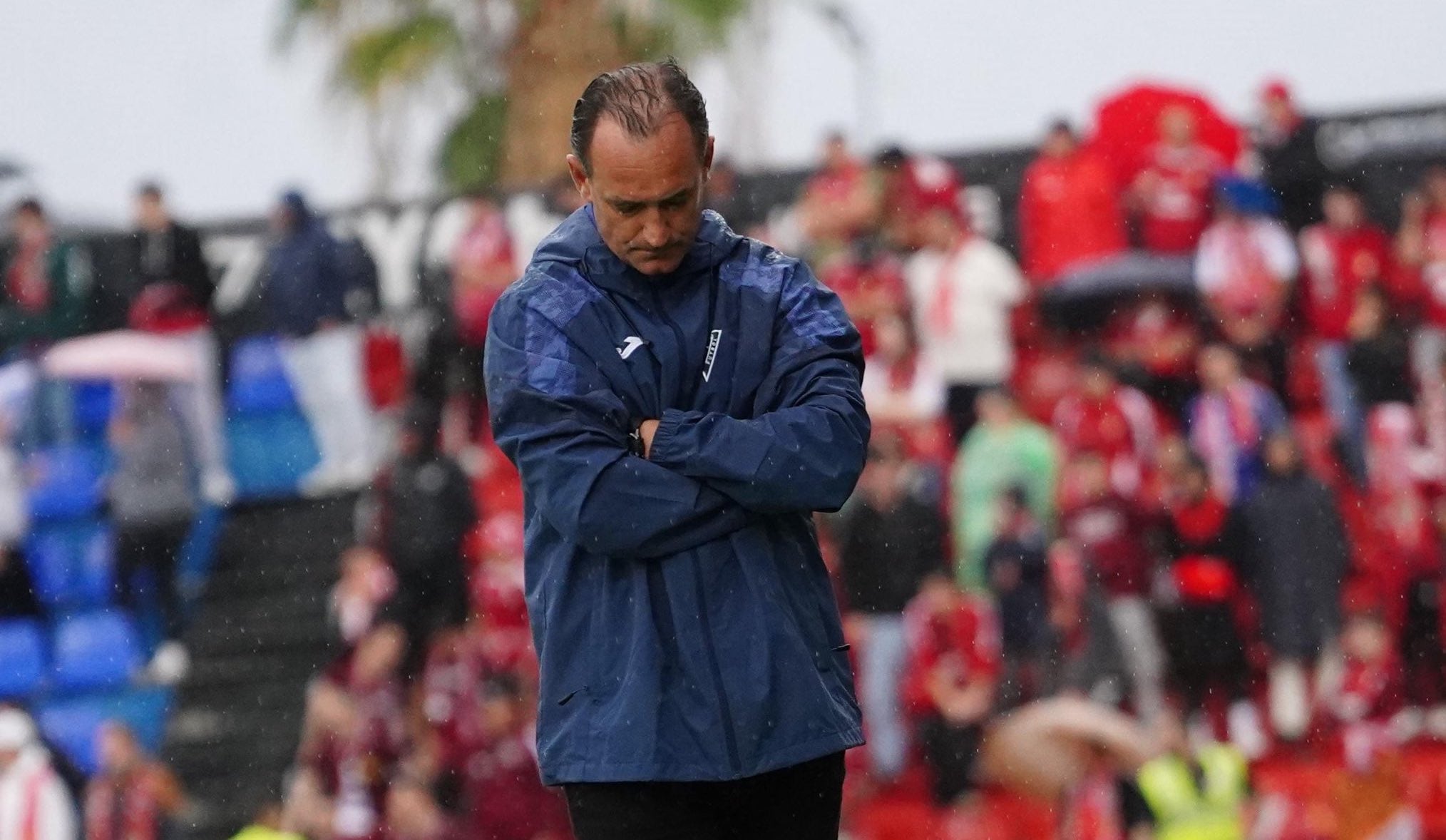 Joseba Etxeberria, técnico del Real Murcia, bajo la lluvia en Elda.