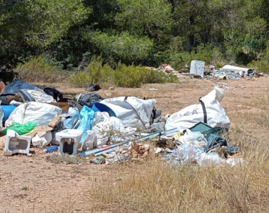 Imagen de los restos de obra depositados