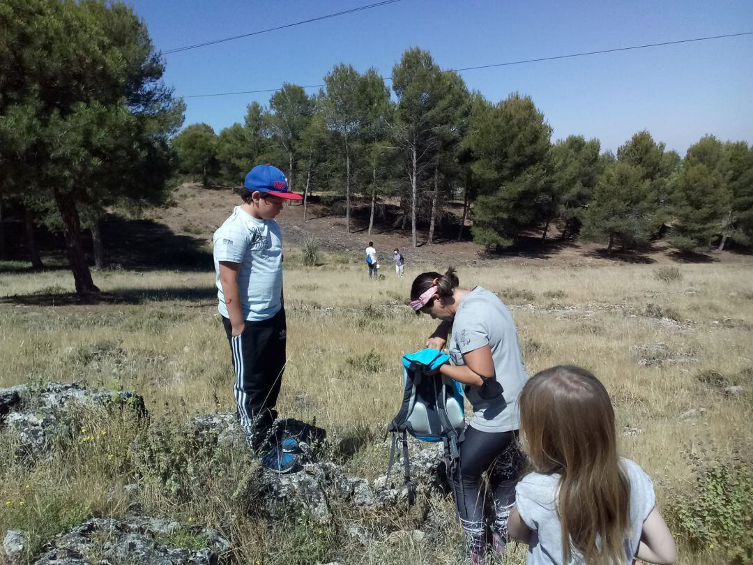 Integrantes del proyecto inspeccionan el terreno