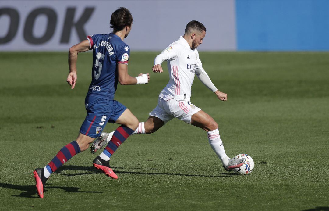 Hazard en el partido de Liga ante el Huesca.