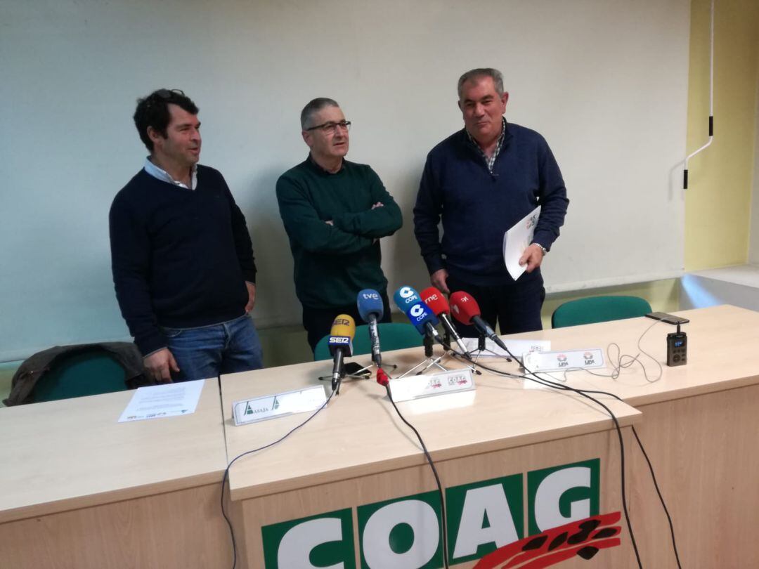 Antonio Medina (ASAJA), Lorenzo Rivera (COAG) y Aurelio González (UPA) durante la rueda de prensa en la que se ha anunciado la movilización del 30 de enero