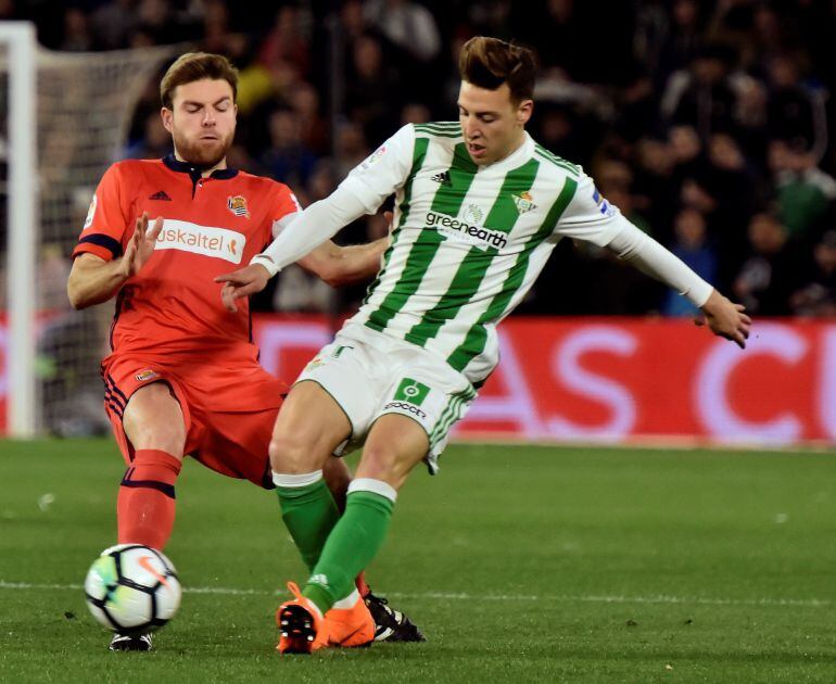  El centrocampista del Betis, Francis Guerrero, lucha por el balón frente al centrocampista de la Real Sociedad, Asier Illarramendi, durante el partido de liga correspondiente a la vigésimo sexta jornada, disputado hoy en el estadio sevillano Benito Villamarín. 