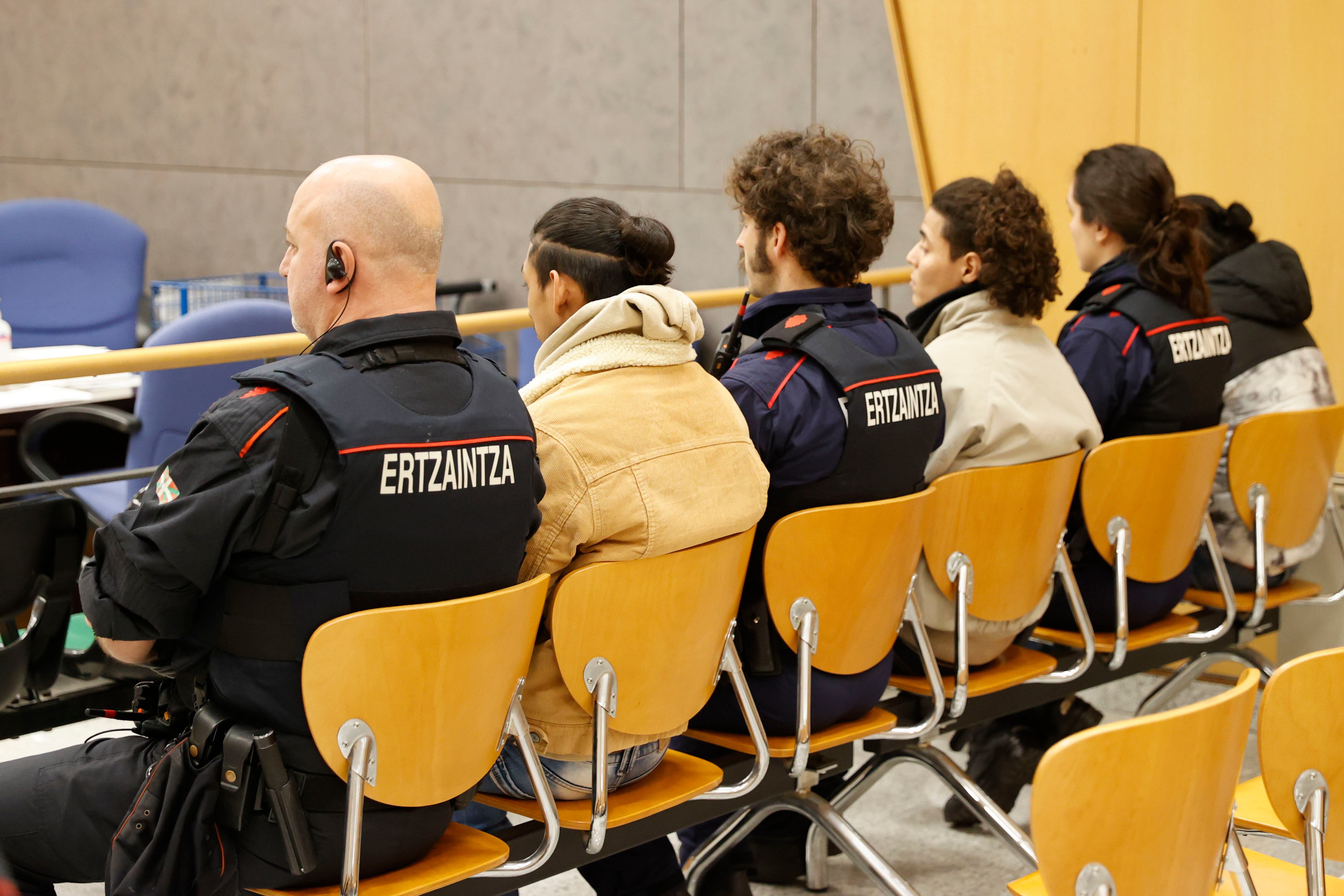 res de los siete acusados este martes durante la quinta sesión del juicio por la paliza a un joven en Amorebieta que quedó en estado vegetativo. EFE/Luis Tejido