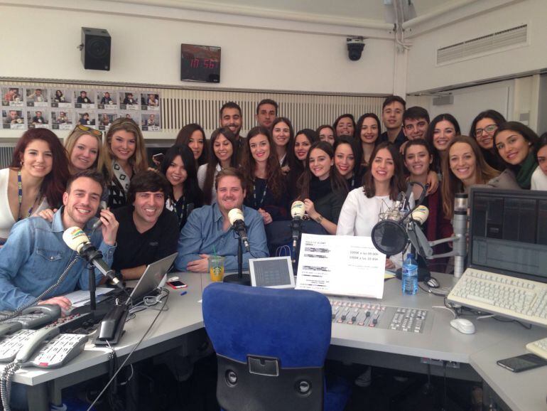 Estudiantes de Periodismo de la UMH en el programa &quot;Anda ya&quot; en Los 40 Principales