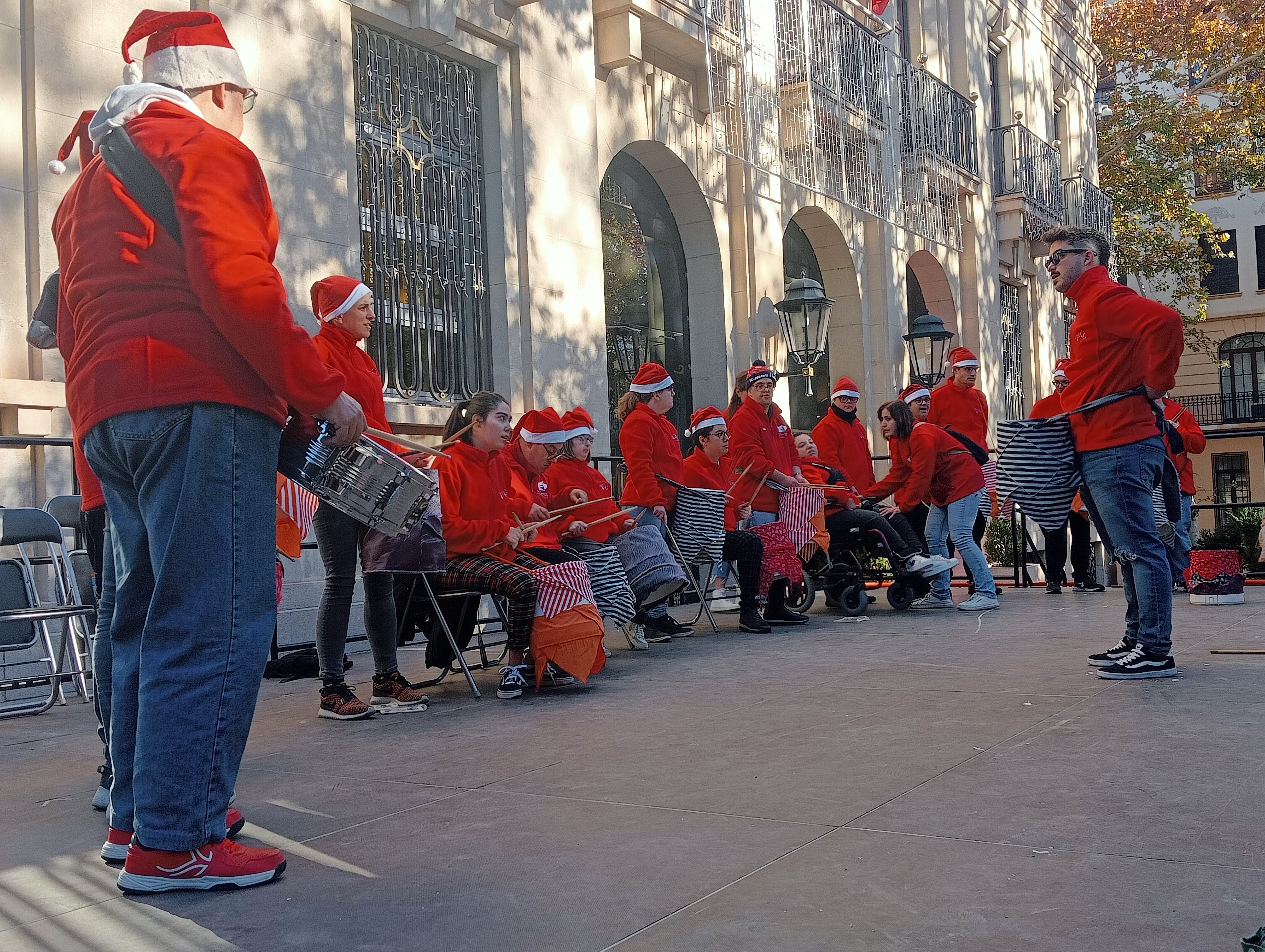 Actuación de los participantes en el programa "En clau de do" junto al Belén de Xàtiva