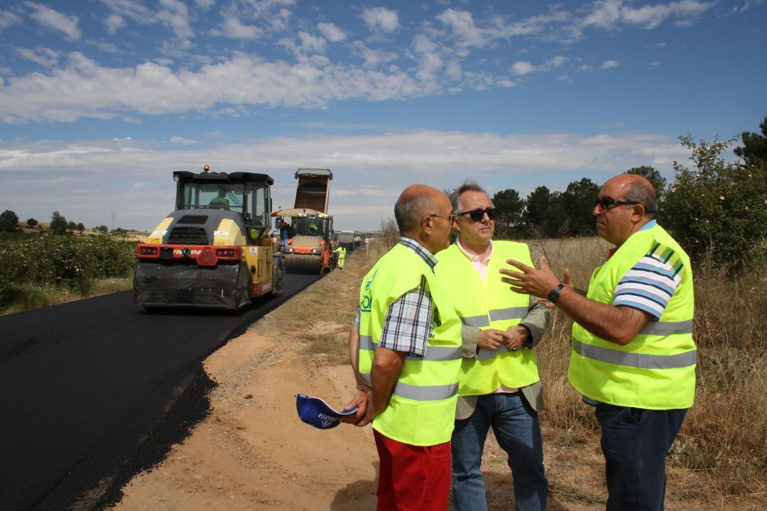 El delegado territorial, Javier López-Escobar (c), ha visitado los trabajos en ejecución en el término municipal de Castrojimeno junto a los alcaldes de Castroserracín y Castro de Fuentidueña