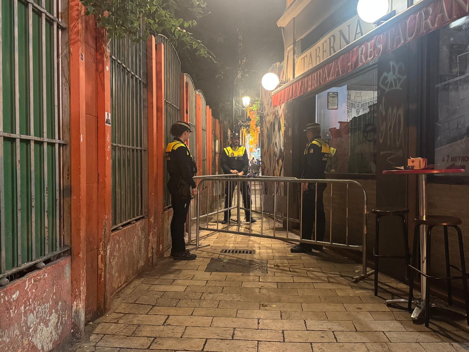 Cierre de una calle en El Tubo y dos establecimientos por el desprendimiento de un edificio en Zaragoza