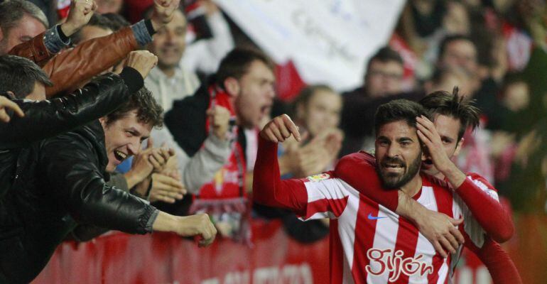 Carmona y Cop celebran uno de los tantos del Sporting