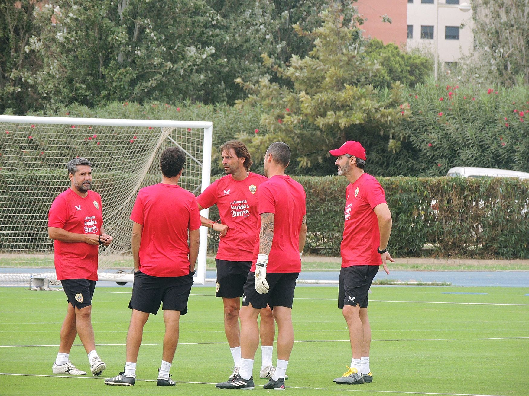 Vicente Moreno con parte de su equipo de trabajo en el Almería.