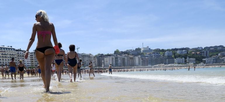 Al sol en la playa de la Concha de San Sebastián.