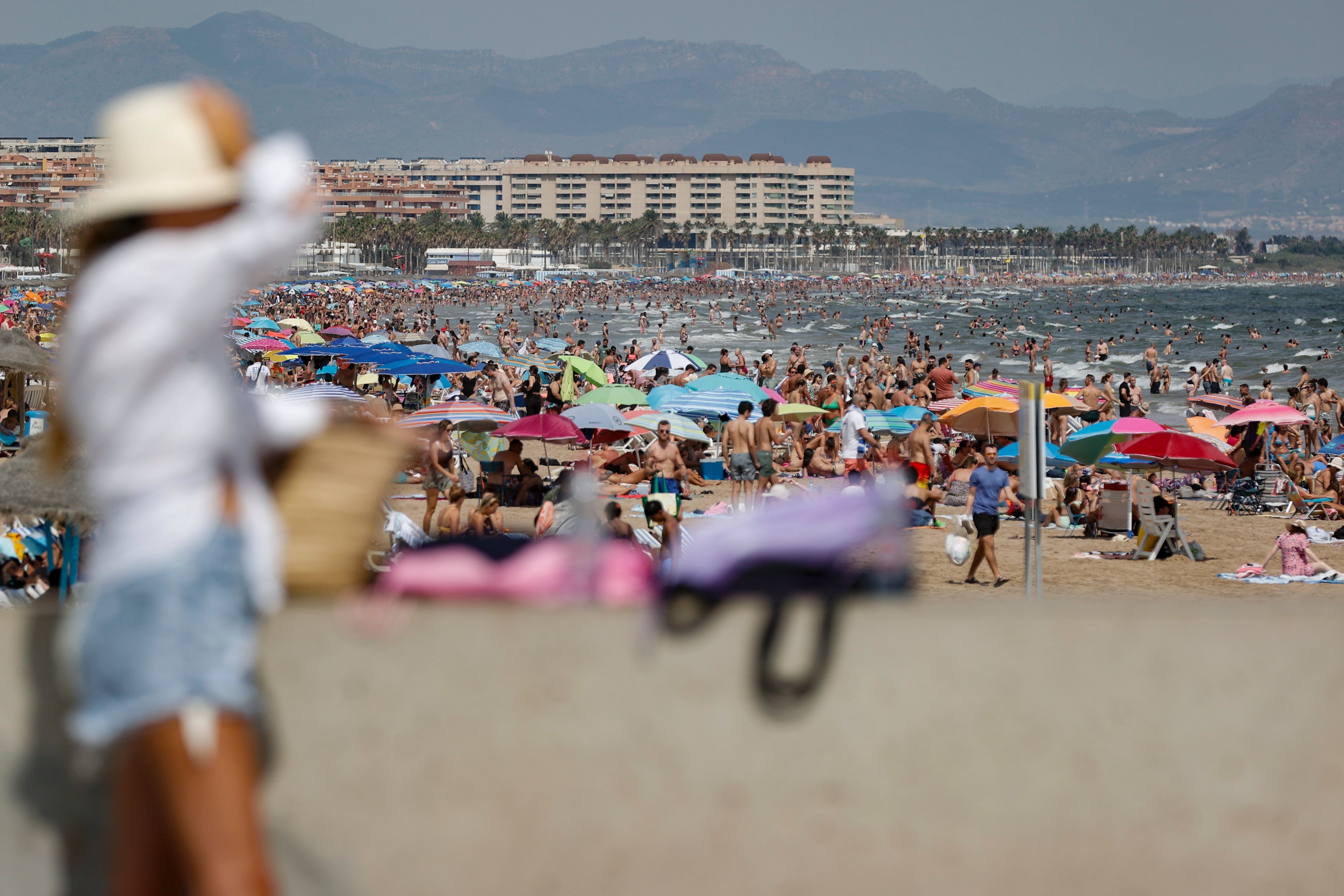 Playa en agosto en una foto de archivo. EFE/Manuel Bruque