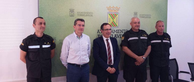 Alcalde y Concejal junto a los miembros de la UME