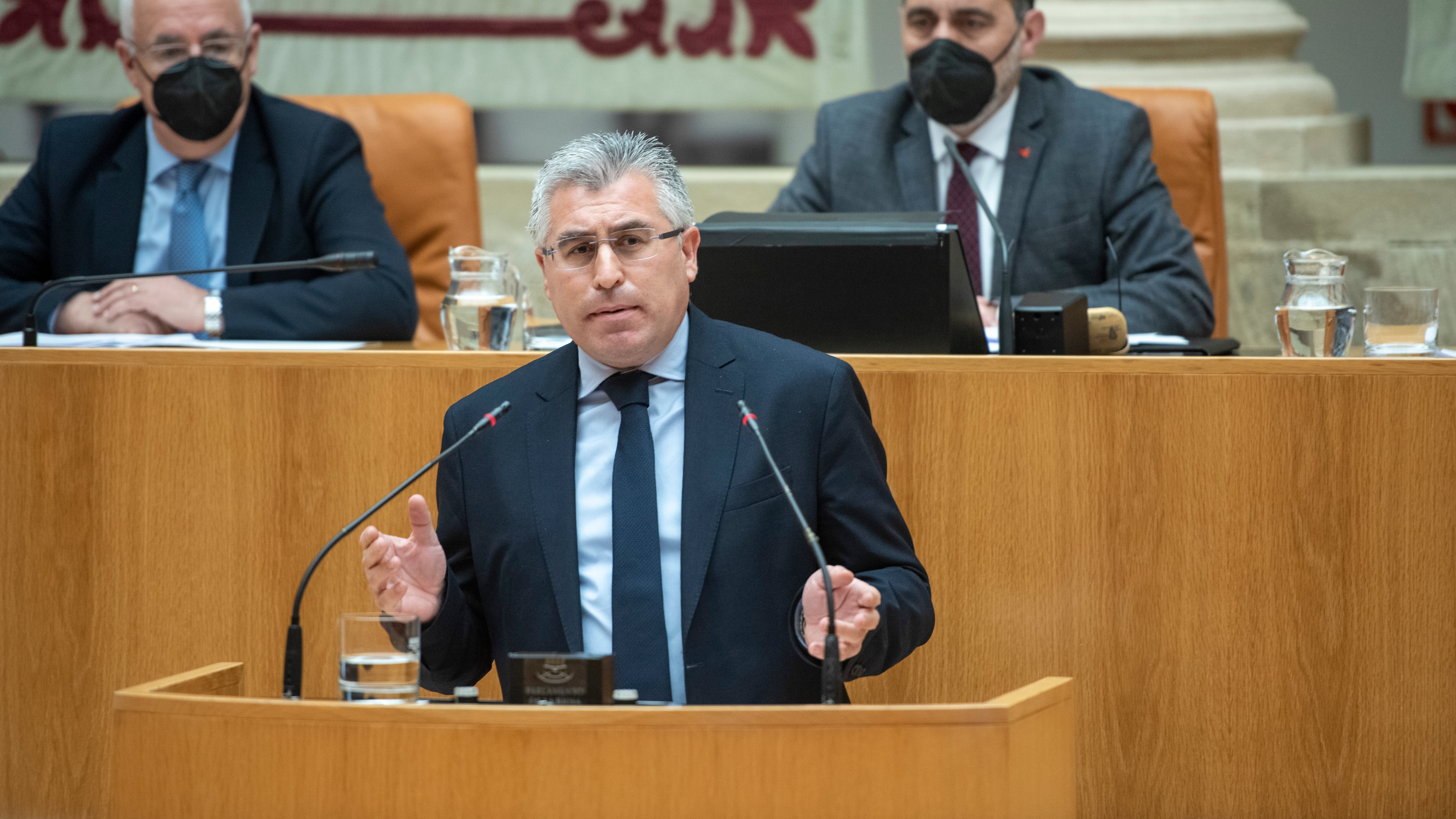 El consejero de Desarrollo Autonómico, José Ángel Lacalzada, en su intervención en el pleno del Parlamento de La Rioja.