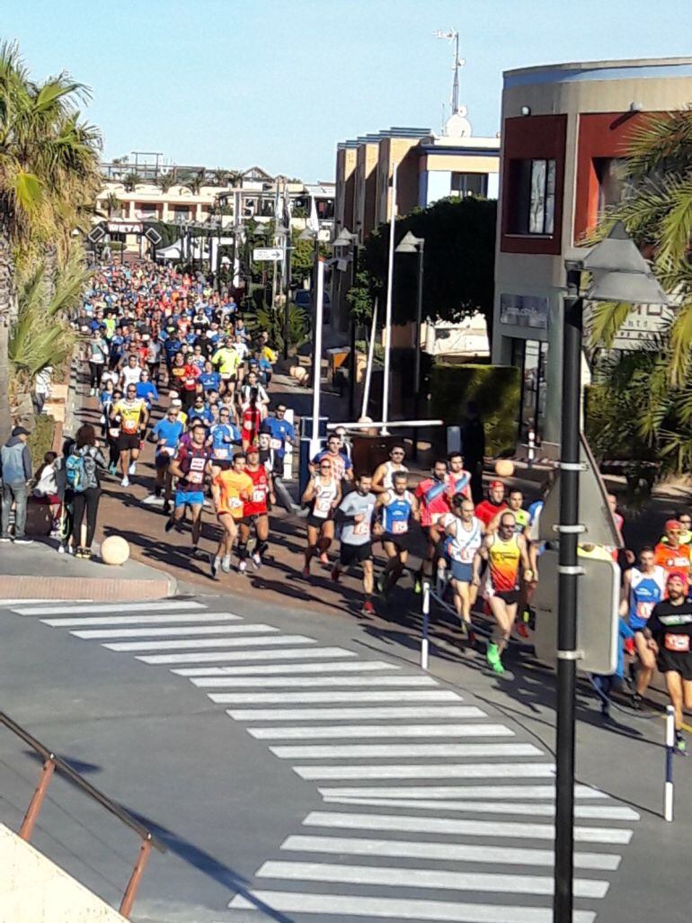 Vista general de parte de los participantes en la VI Carrera del Roscón de Marina de Dénia.