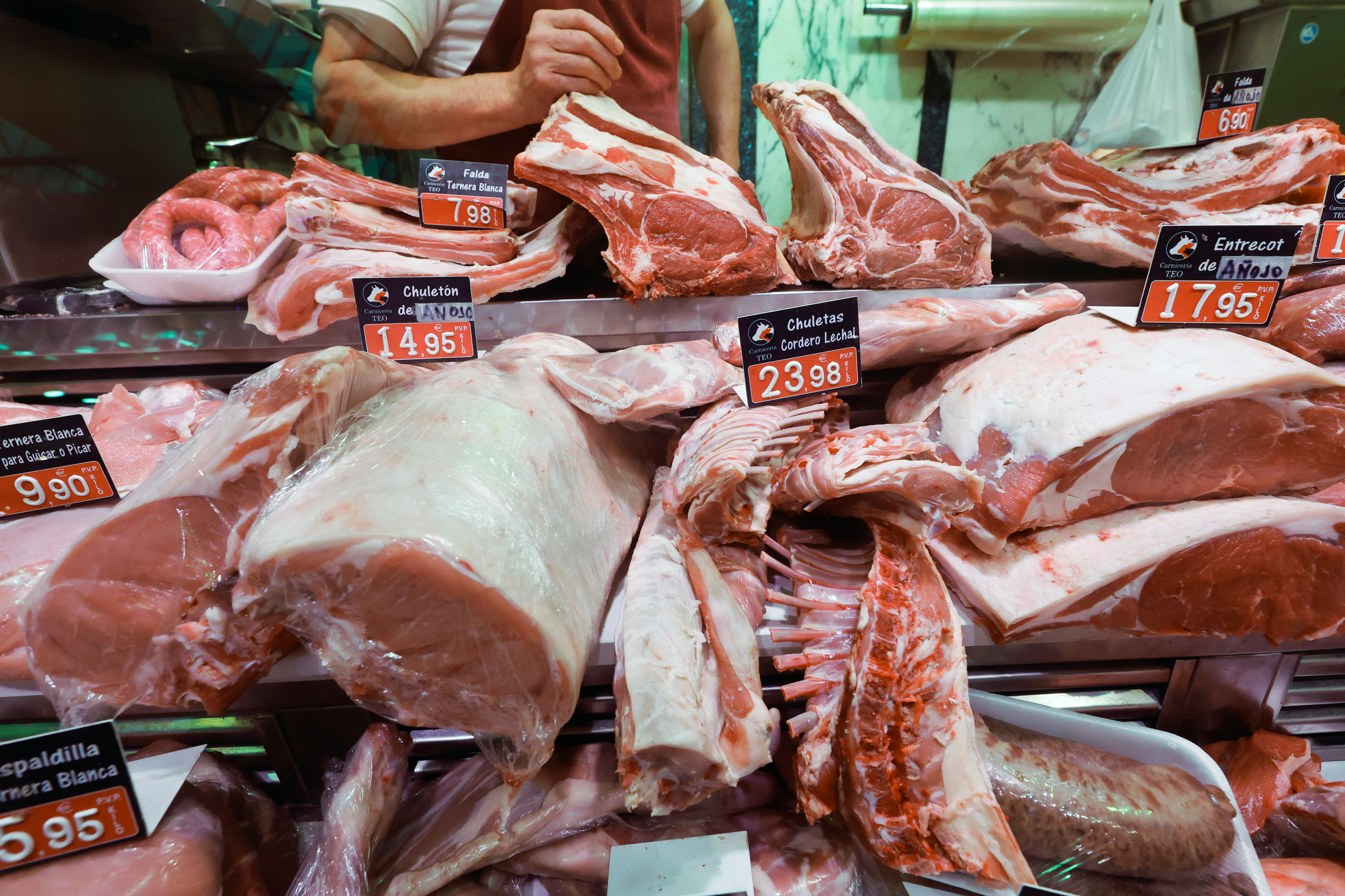 Vista de un puesto de alimentación en un mercado.