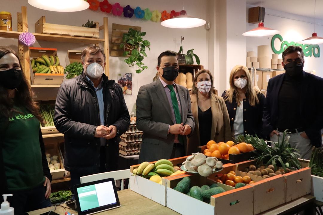 El consejero (c), junto al alcalde y otras autoridades, durante la visita a Coopera Nature