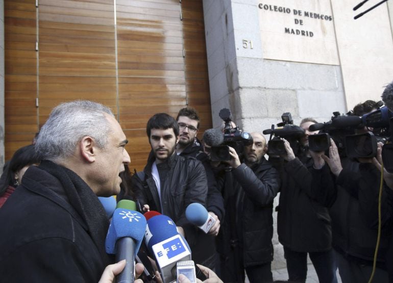 GRA082 MADRID, 15/2/2015.- El presidente de la Comisión Gestora del PSM, Rafael Simancas Rafael Simancas, hace declaraciones los medios antes de participar en la vigésimo novena &#039;marea blanca&#039; de protesta por la sanidad, que este mes defenderá que la salud mental no sea objeto de privatizaciones .EFE/Kiko Huesca