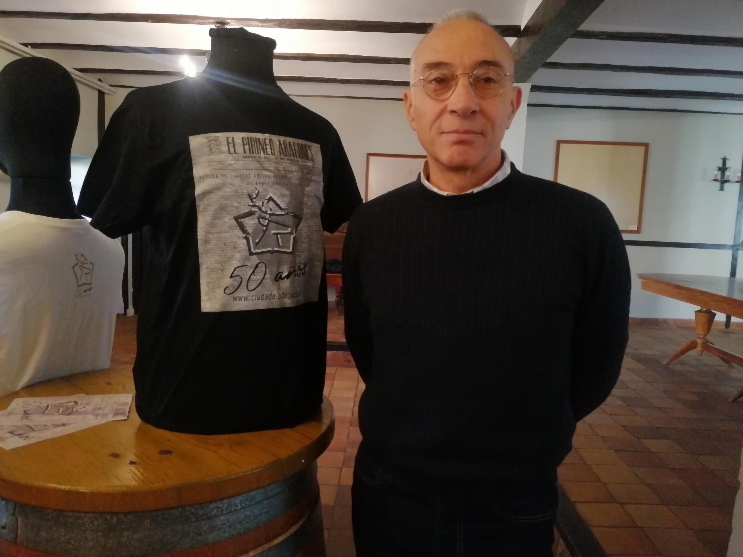 Joaquín Moreno, coronel director de la Ciudadela, junto a la camiseta conmemorativa, con la portada del diario El Pirineo Aragonés de 1974