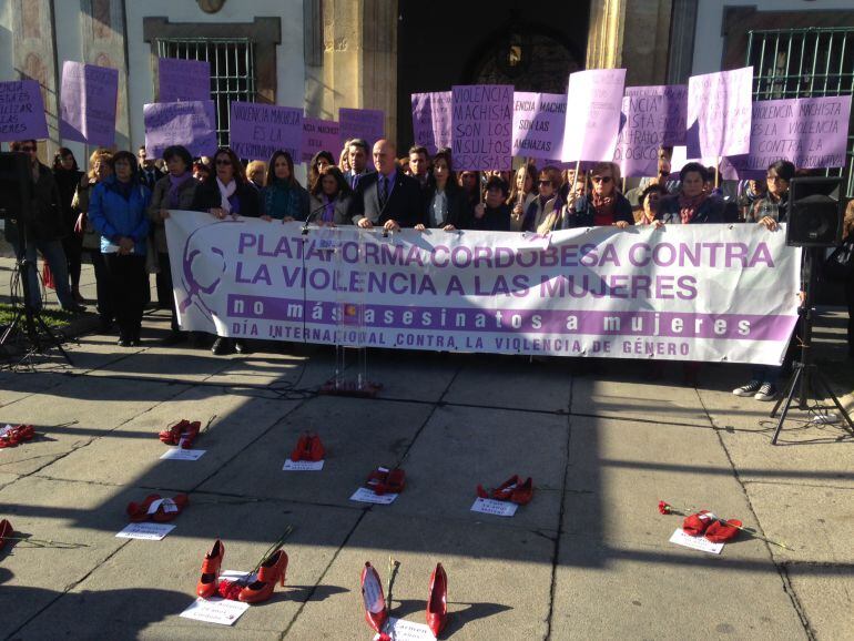 Concentración a las puertas de la Diputación.