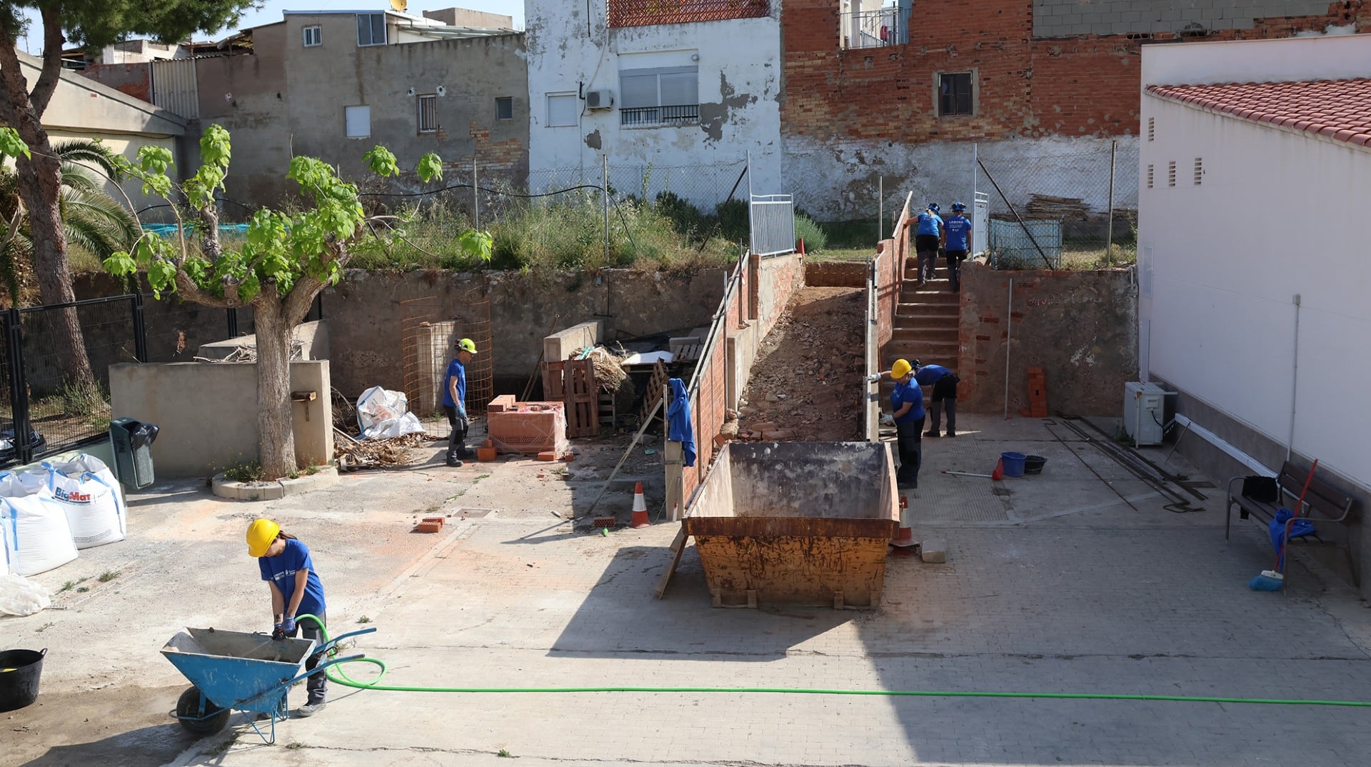 Creación de una nueva rampa para mejorar la accesibilidad en las instalaciones de Onda Inserta