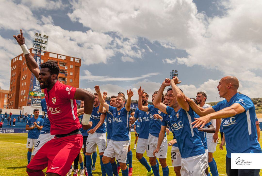 Jugadores azulillos celebran el título de campeones en el Grupo IV de la Segunda B