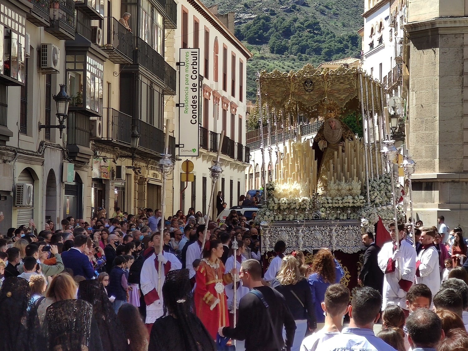 María Santísima de la Paz, entre una multitud, durante la Semana Santa de Jaén