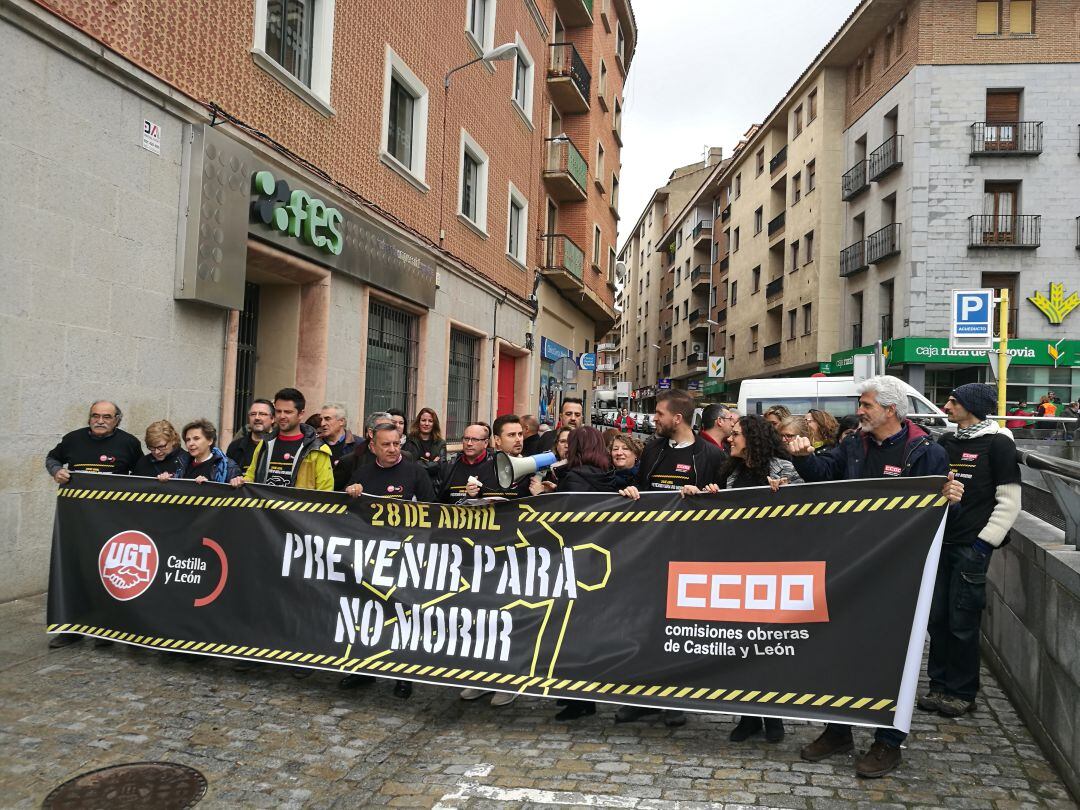 El acto por el Día internacional de la salud y seguridad en el trabajo, organizado por las fuerzas sindicales, se ha llevado a cabo junto a la sede de la Federación Empresarial Segoviana
