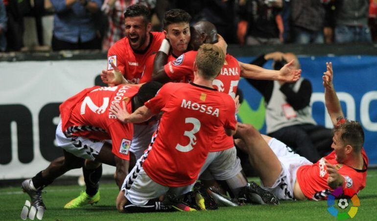 Els jugadors del Nàstic celebren el gol de Naranjo contra Osasuna en lliga.