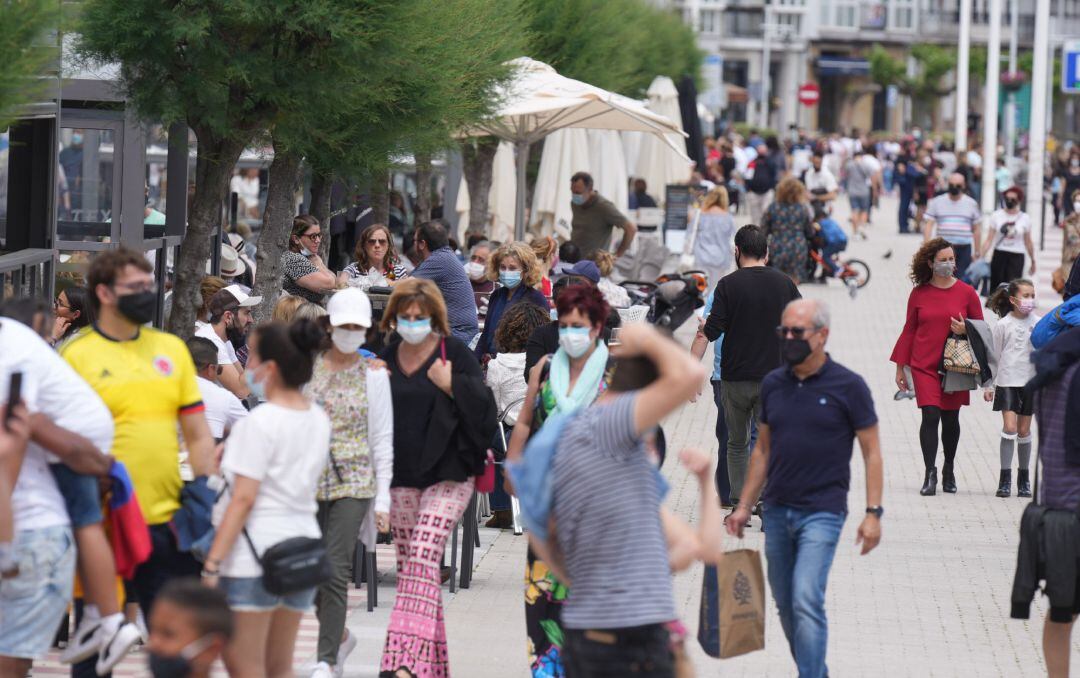Imagen de archivo de personas paseando por una calle de Castro Urdiales.