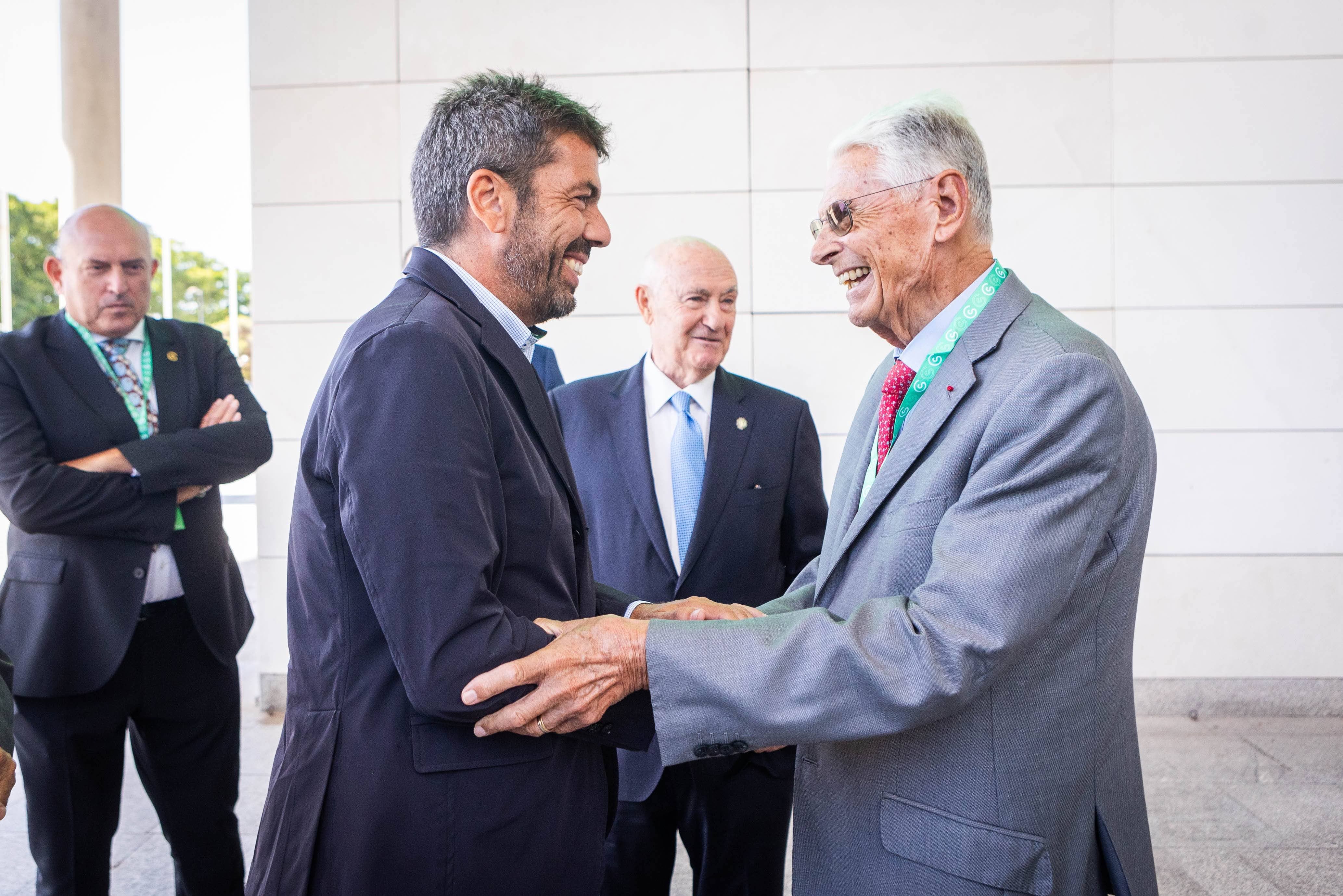 Carlos Mazón saluda al doctor Antonio Llombart para Personas con Cáncer y sus Familiares de la AECC en la Comunitat Valenciana