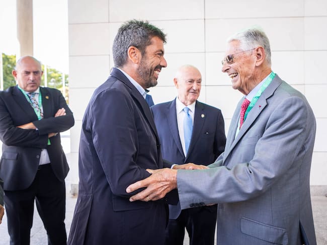 Carlos Mazón saluda al doctor Antonio Llombart para Personas con Cáncer y sus Familiares de la AECC en la Comunitat Valenciana