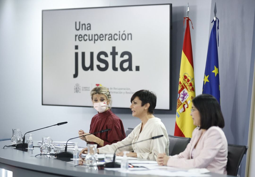 La ministra Portavoz, Isabel Rodríguez, la vicepresidenta segunda y ministra de Trabajo y Economía Social, Yolanda Díaz, y la ministra de Sanidad, Carolina Darias, en una rueda de prensa posterior al Consejo de Ministros, a 3 de diciembre de 2021, en Madrid (España). 