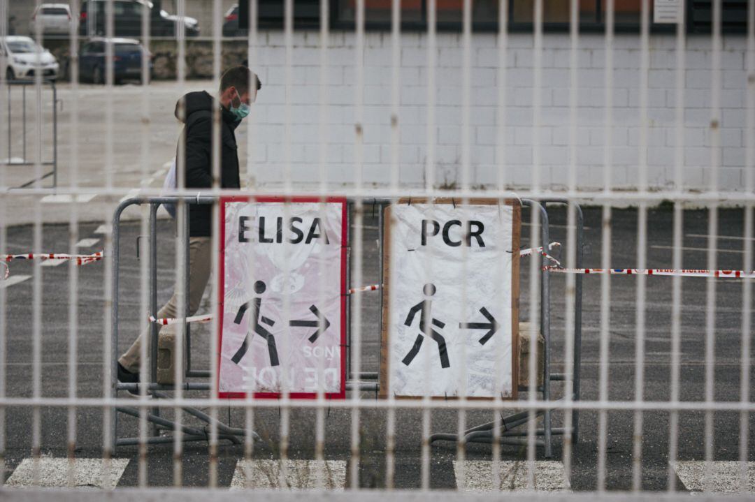 Un hombre acude a realizarse test de antígenos o PCR de detección del COVID-19 al Recinto ferial de Navarra (REFENA), Pamplona, Navarra 