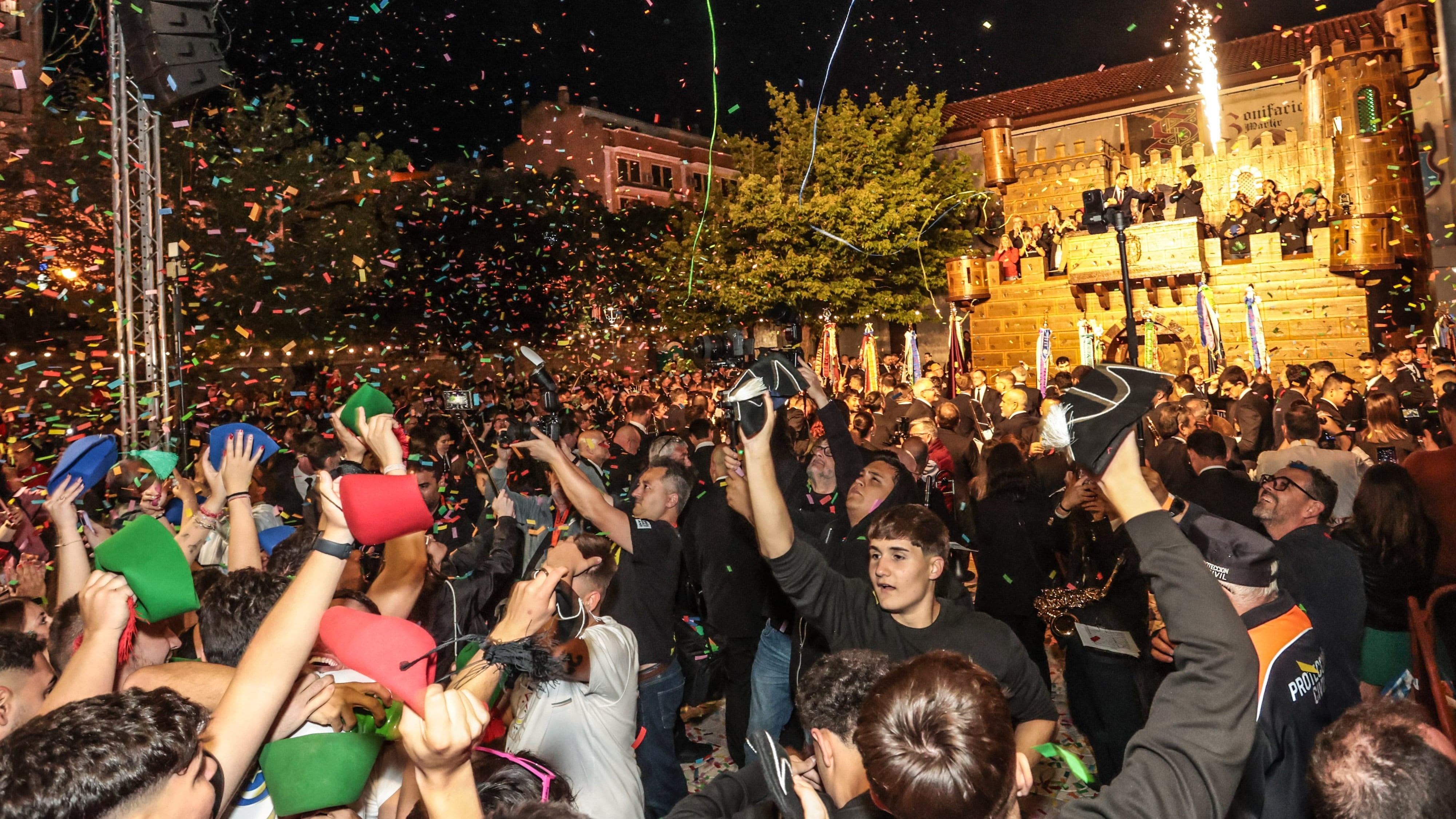 La ciudadanía ha vibrado con el pasodoble &quot;Petrel&quot; dirigido por Mario Roig desde lo alto del castillo de Embajadas