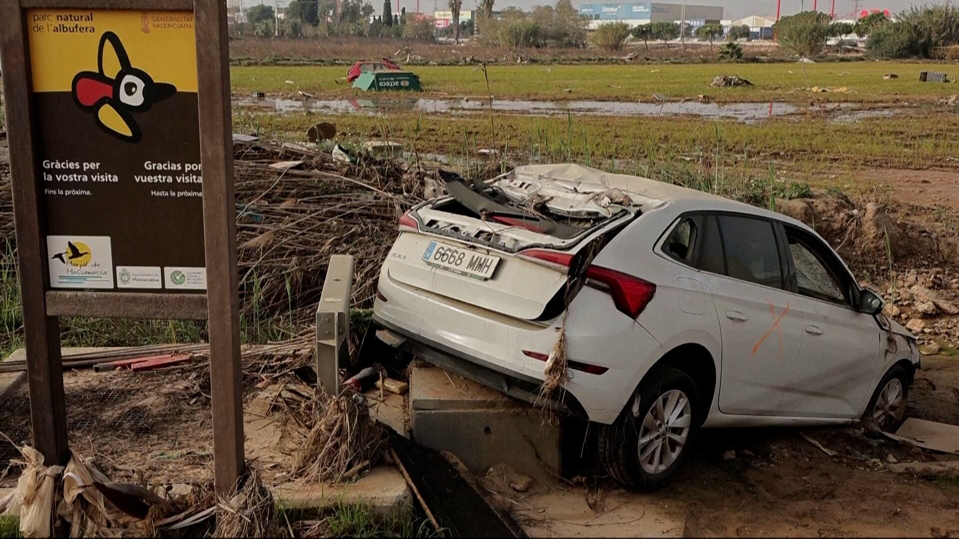 Imagen de archivo de un vehículo arrastrado por la DANA en la Albufera de València