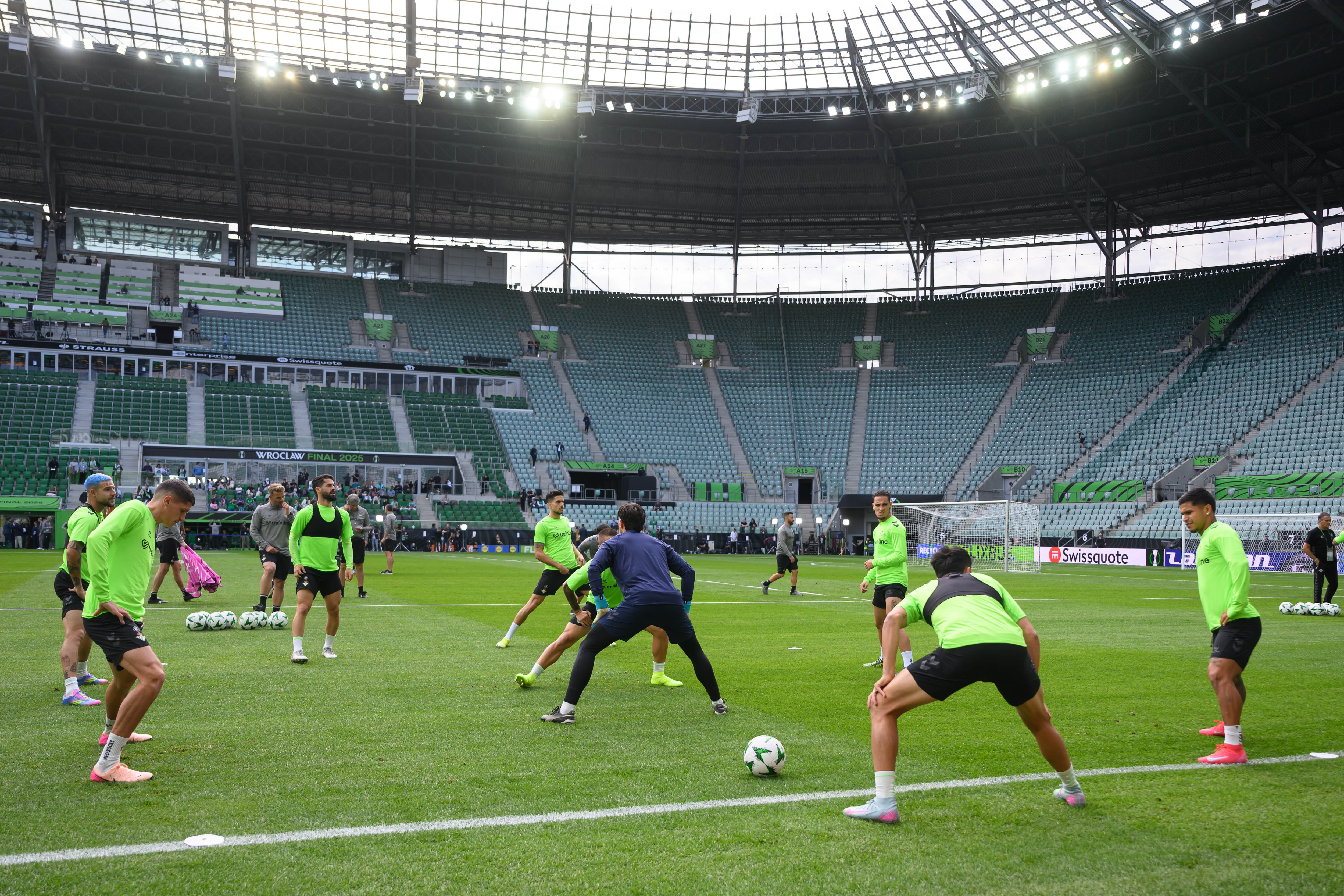 Wroclaw (Poland), 27/05/2025.- Players of Real Betis attend a team training session in Wroclaw, Poland, 27 May 2025. Real Betis will face Chelsea FC in their UEFA Europa Conference League final soccer match on 28 May in Wroclaw. (Polonia) EFE/EPA/Jakub Kaczmarczyk POLAND OUT