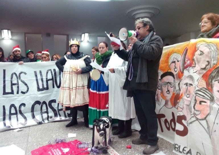 Afectados por la venta de viviendas sociales a fondos buitre en el hall de la Consejería de Vivienda.