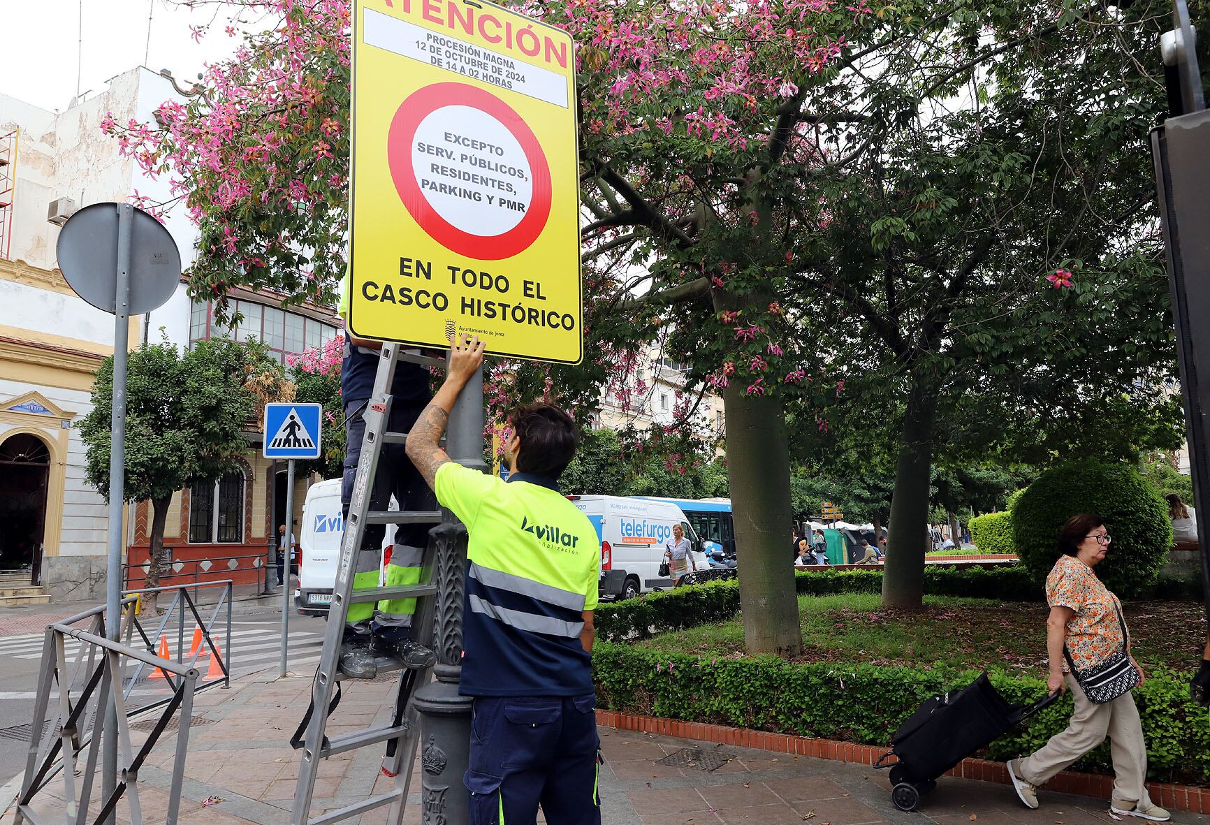 Un operario coloca un cartel del plan de movilidad por la Magna