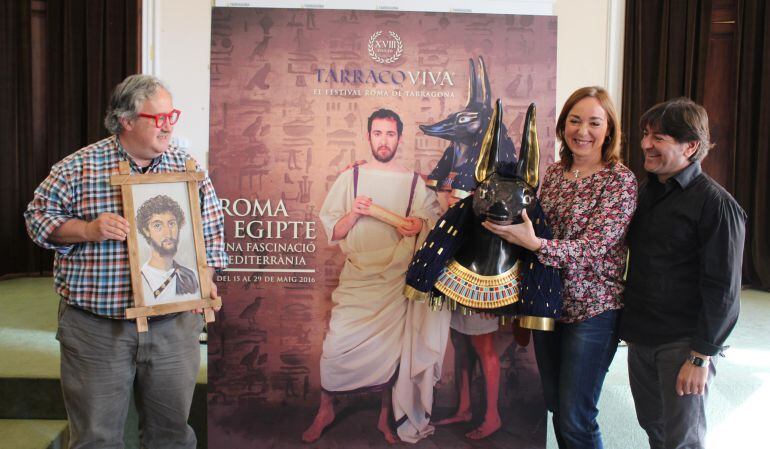 El director del festival, Magí Seritjol, amb la regidora Begoña Floría i el gerent del Patronat de Turisme, Carles Sala.