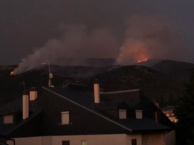 Vista nocturna del incendio de La Granja