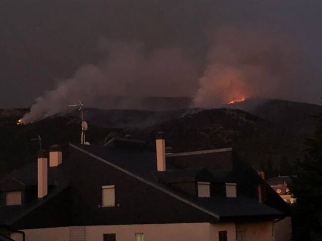 Vista nocturna del incendio de La Granja