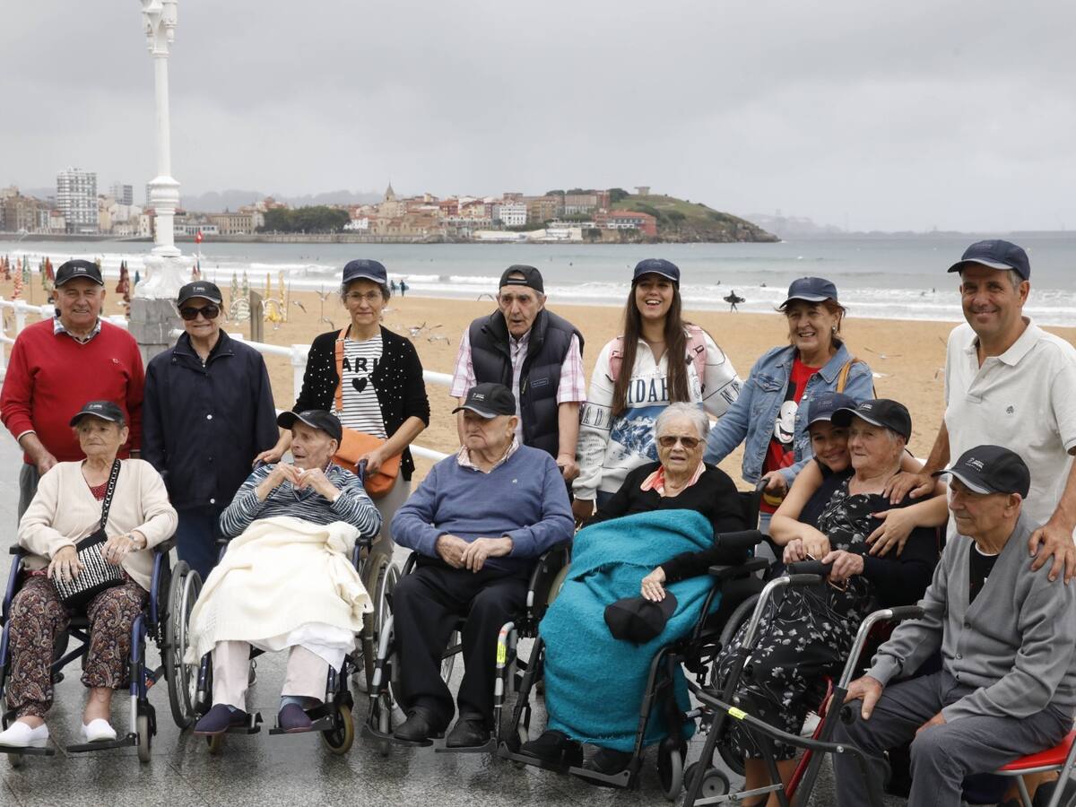 Ancianos de una residencia de Zamora ven por primera vez el mar