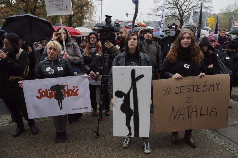 Participantes de la &quot;protesta negra&quot; se manifiestan en Gdansk, Polonia, hoy, 24 de octubre de 2016. Las principales ciudades polacas serán escenario hoy, por segundo día, de protestas contra la posibilidad de que se restrinja la ley del aborto en Polonia,