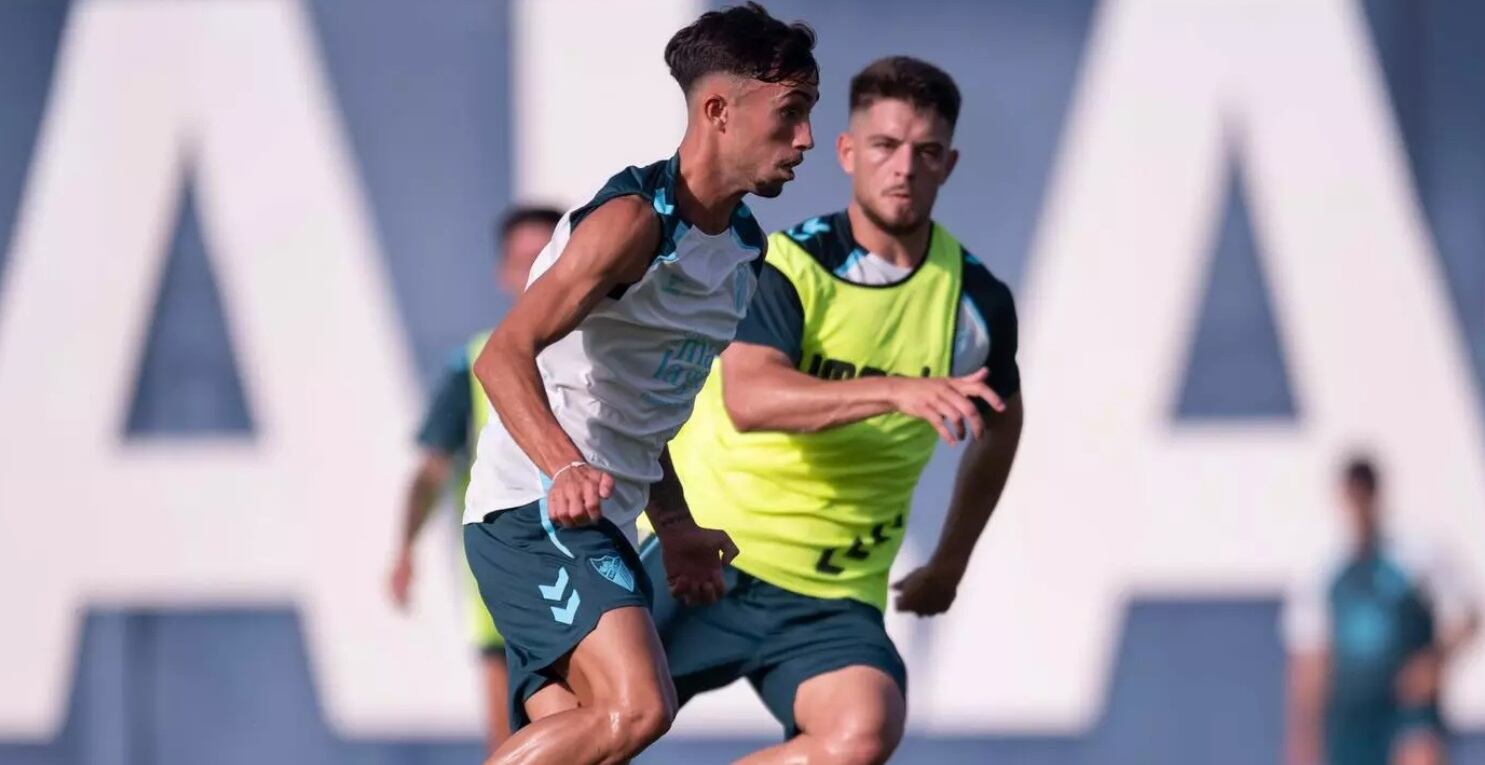 Larrubia conduce el balón con Dani Lorenzo detrás en el entrenamiento del miércoles
