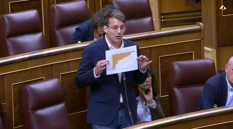Archivo. El diputado Jorge Pueyo, en su respuesta al ministro de Transportes, mostrándole los kilómetros de cercanías en Aragón