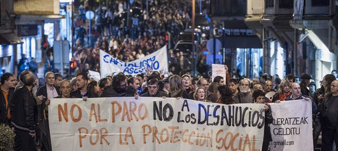 Manifestación en Barakaldo contra los desahucios después de que una vecina saltase al vacío cuando iban a desahuciarla.