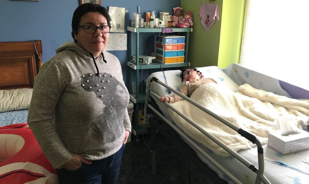 La pequeña Paula, junto con su madre, en la vivienda familiar 