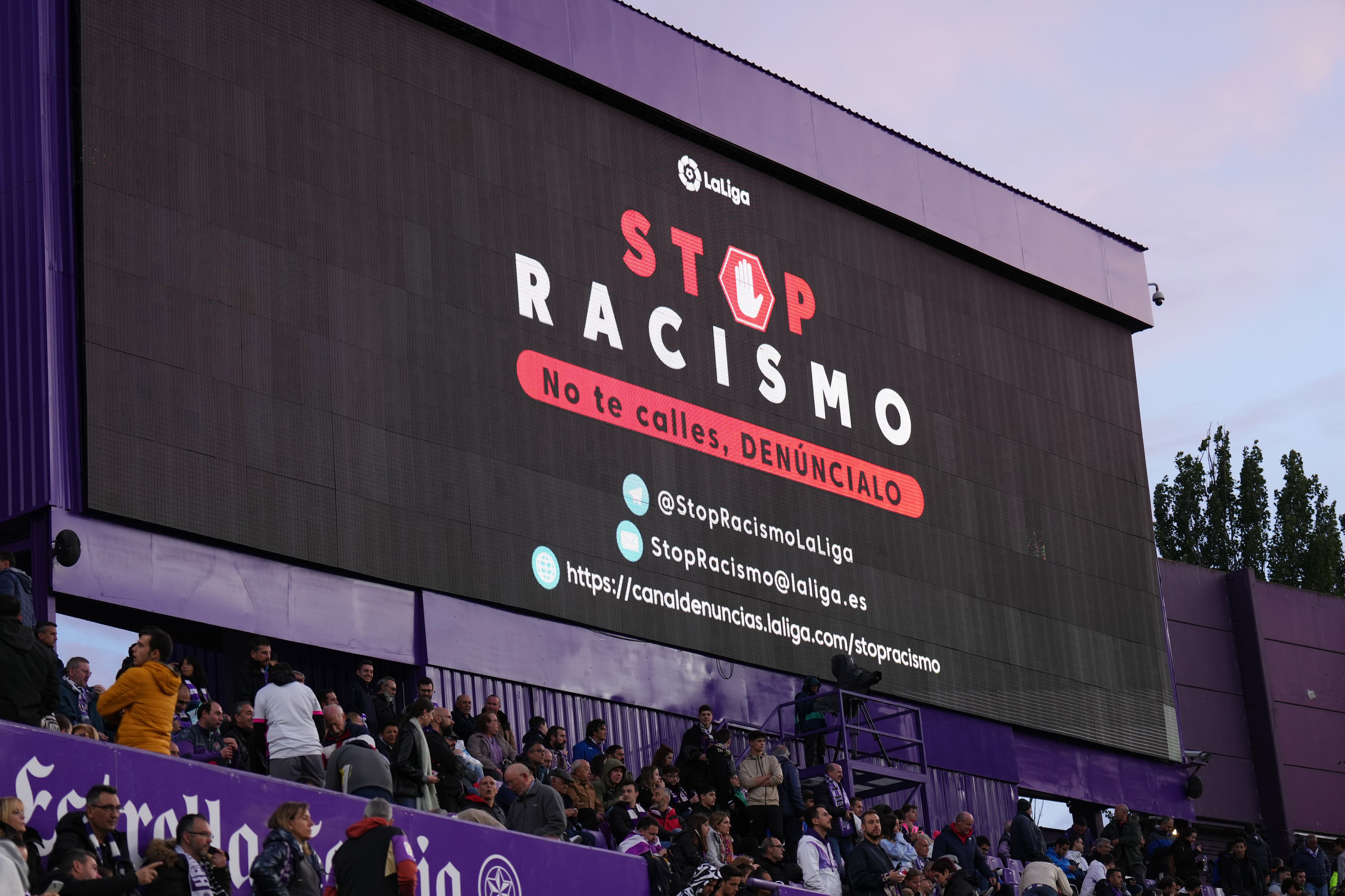 Mensaje contra el racismo mostrado en el videomarcador del estadio del Valladolid