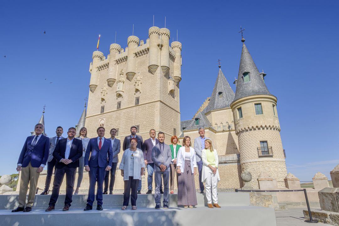 Alcaldes de las ciudades Patrimonio de la humanidad posando junto al Alcázar