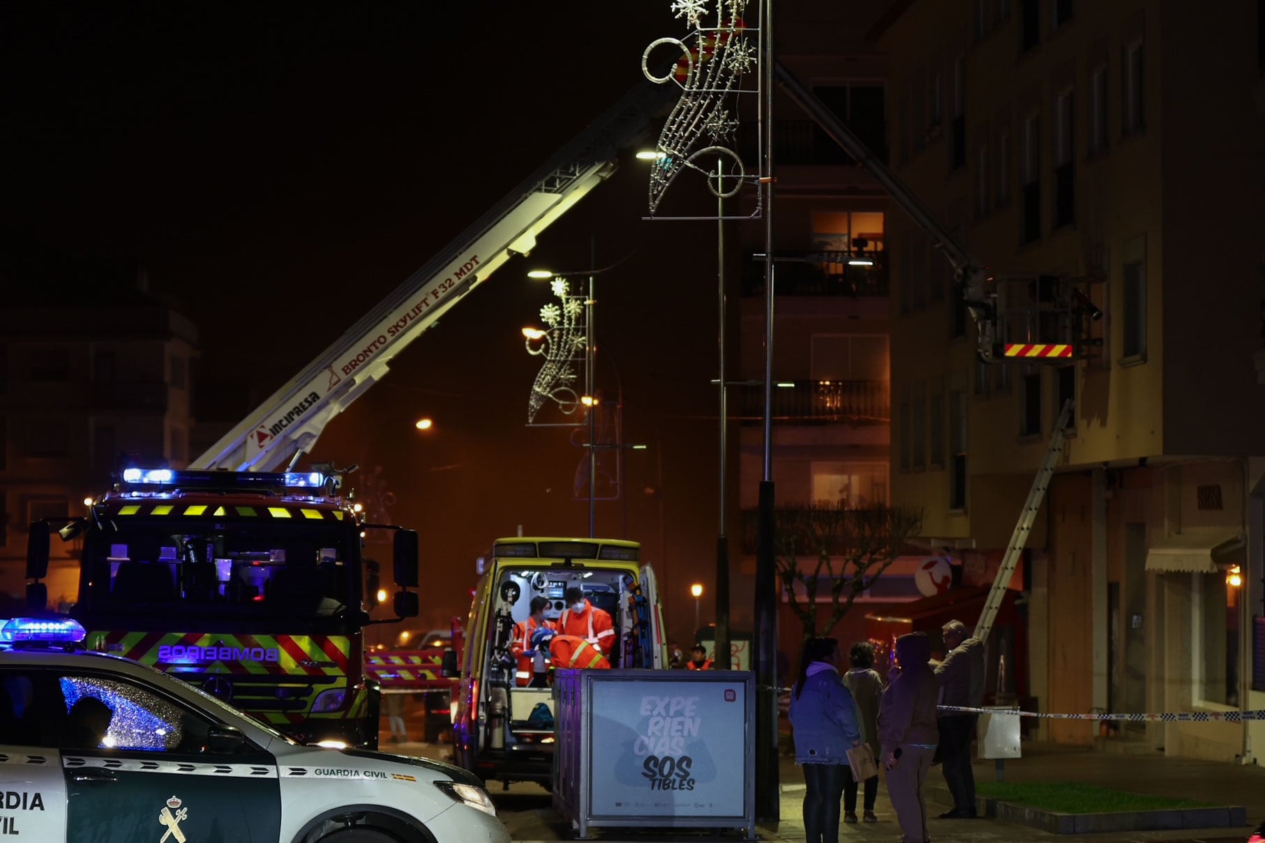 TUI (PONTEVEDRA) , 09/01/2025.- Un intenso operativo ha sido desplegado este jueves en Tui (Pontevedra) para sofocar un incendio que ha afectado a un garaje situado en la calle Mondoñedo y en el cual no ha habido heridos. Los bomberos de Porriño, Ponteareas y Morrazo, así como recursos de emergencia portugueses, están trabajando intensamente junto a la Guardia Civil, la Policía Local y los efectivos de Protección Civil para controlar las llamas. EFE/ Sxenick
